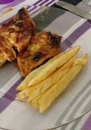 Una foto de Pollo laqueado especial con papas fritas