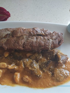 Una foto de Solomillo con setas y almendras