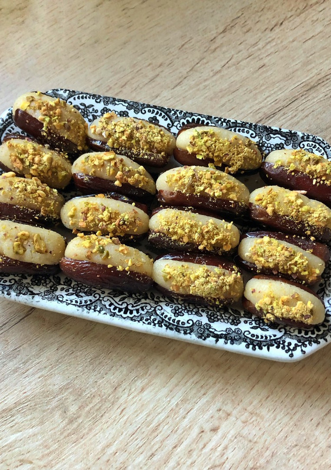Una foto de Dátiles rellenos de mazapán