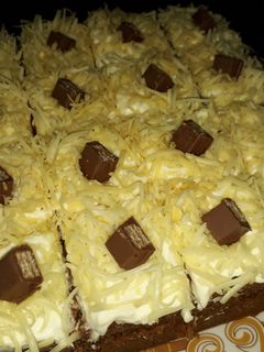 Foto resep Carrot Cake with Cream Cheese Frosting and Kitkat Topping