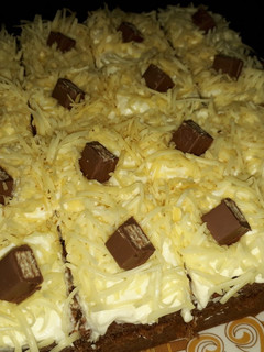 Foto resep Carrot Cake with Cream Cheese Frosting and Kitkat Topping
