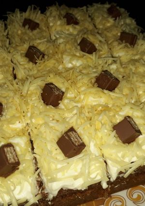 Foto resep Carrot Cake with Cream Cheese Frosting and Kitkat Topping