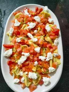 Una foto de Ravioli de espinaca con queso y tomate