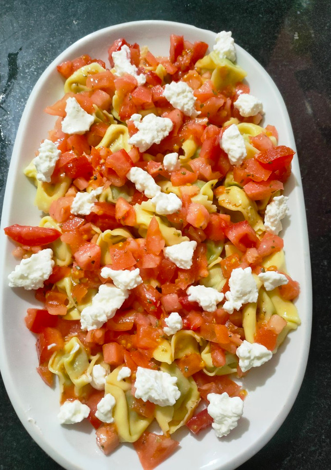 Una foto de Ravioli de espinaca con queso y tomate
