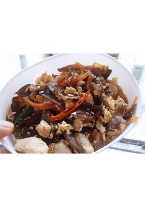 รูปของ เห็ดหูหนู ผัดไข่ใส่สันในไก่