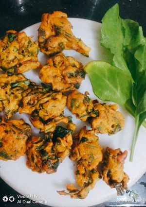 A picture of Kaju palak pakore.