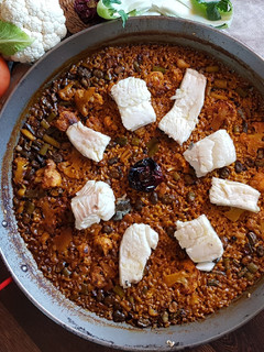 Una foto de Paella de bacalao Skrei con coliflor, habas y ajitos tiernos