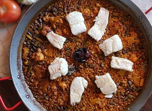 Una foto de Paella de bacalao Skrei con coliflor, habas y ajitos tiernos