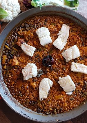 Foto principal de Paella de bacalao Skrei con coliflor, habas y ajitos tiernos
