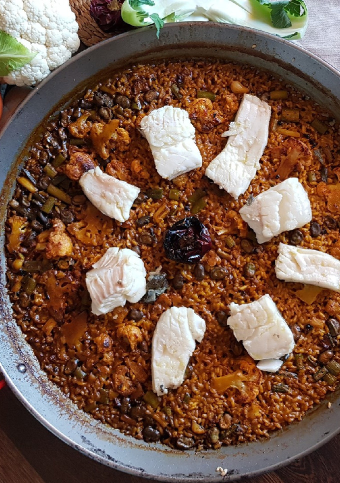 Una foto de Paella de bacalao Skrei con coliflor, habas y ajitos tiernos