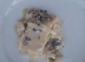 Una foto de Lasaña de pollo y ajetes con bechamel de champiñones