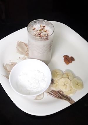 ব্যানানা আলমন্ড কেশরি মিল্কসেক (banana almond keshari milkshake recipe in Bengali) রেসিপির প্রধান ছবি