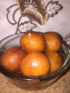 A picture of Gulab Jamun.