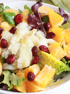 Una foto de Ensalada de bacalao con naranja y arándanos
