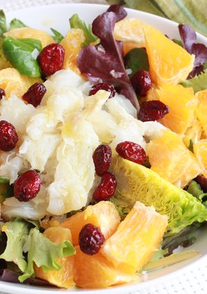 Una foto de Ensalada de bacalao con naranja y arándanos