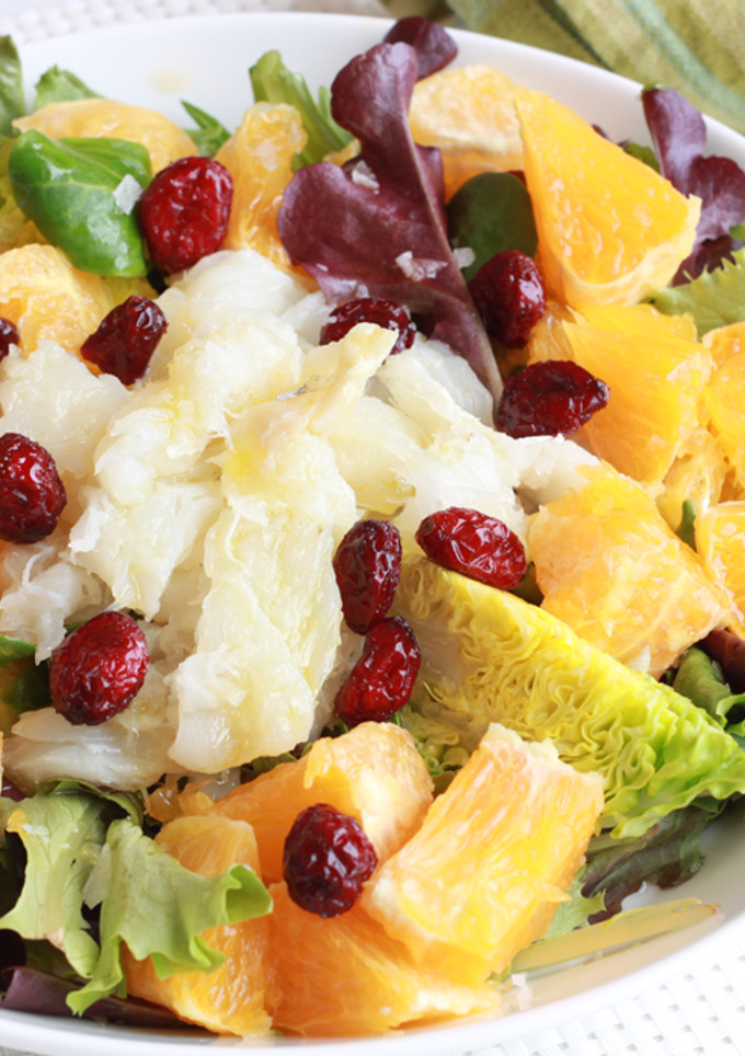 Una foto de Ensalada de bacalao con naranja y arándanos