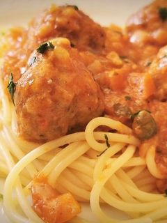 Una foto de Espaguetis con Albóndigas en salsa de tomate