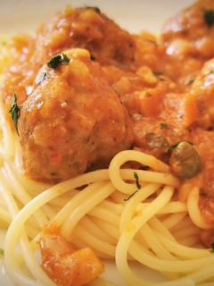 Una foto de Espaguetis con Albóndigas en salsa de tomate