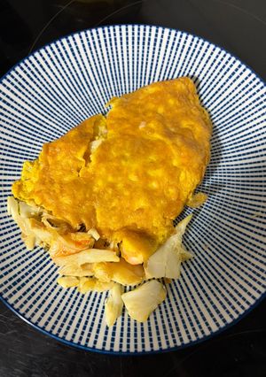 Una foto de Tortilla de bacalao y langostinos