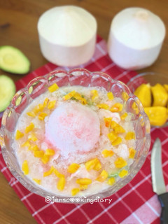 A picture of Es Teler (Indonesian Fruit Drink).