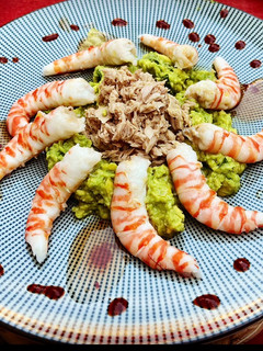 Una foto de Ensalada de langostinos tigre y guacamole 🥑 (toque picante y agridulce)