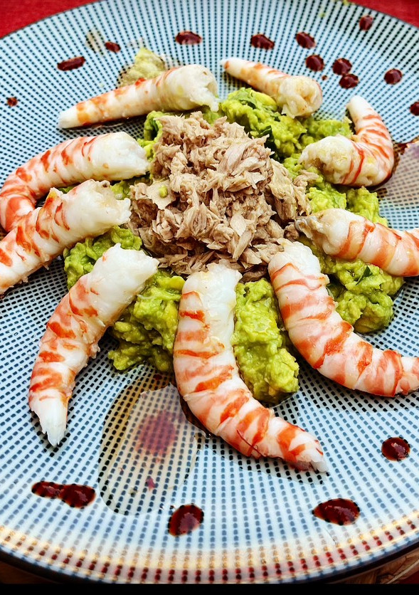 Una foto de Ensalada de langostinos tigre y guacamole 🥑 (toque picante y agridulce)