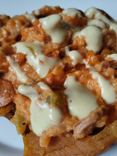Una foto de Batata / boniato / camote🍠🥙 relleno🥯🍠🍅