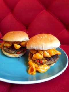 Una foto de Hamburguesa con caracolitos y pan casero
