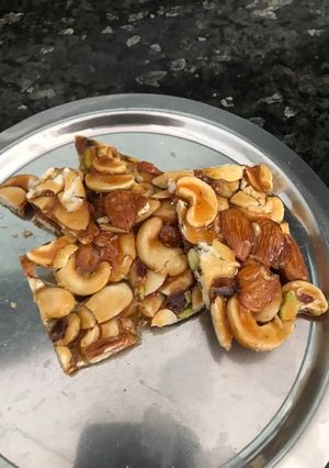મિક્સ ડ્રાય ફ્રુટ્સ ચીકી (Mix Dryfruit Chikki Recipe In Gujarati) રેસીપી મુખ્ય ફોટો
