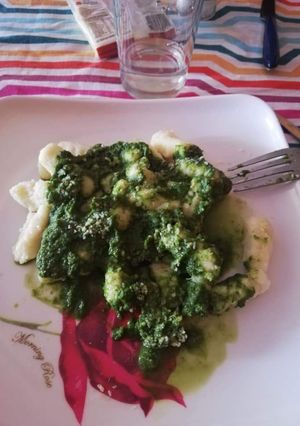 Una foto de Ñoquis de coliflor con salsa de acelga