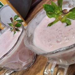 A picture of Strawberry creamy smoothie.