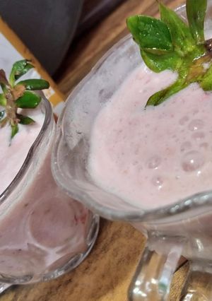 A picture of Strawberry creamy smoothie.