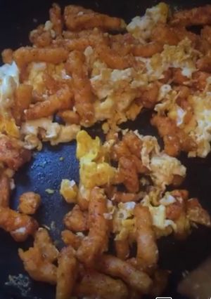 Una foto de Huevos revueltos con Cheetos