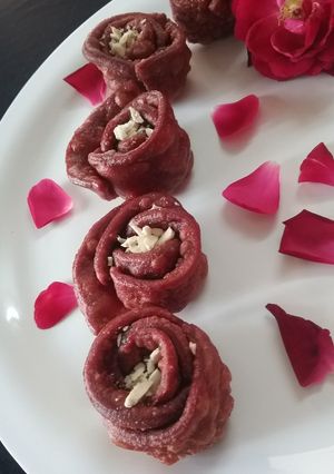 A picture of Rose shape gujiya urad daal ki bharawan se.