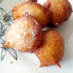 A picture of Fried, sweet banana dumplings.