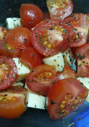 Una foto de Ensalada caprese 🍅