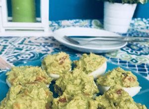 Una foto de Huevos rellenos con aguacate y salmón 👌🏼