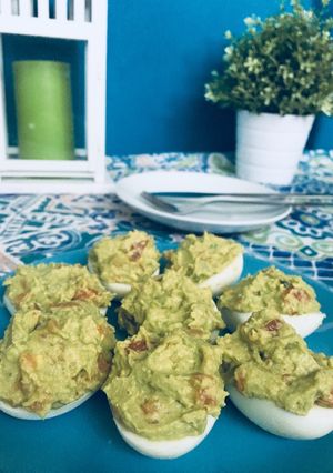 Una foto de Huevos rellenos con aguacate y salmón 👌🏼