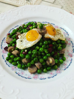 Foto principal de Guisantes salteados con jamón, huevos de codorniz y salchichas
