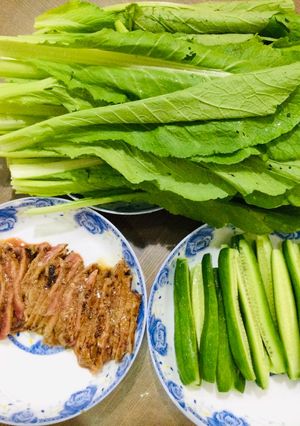 Hình của món Thịt bò cuộn cải bẹ xanh và dưa chuột baby.