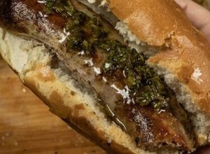 Una foto de Choripan argentino