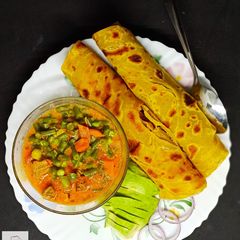 A picture of Butter chapattis and coconut french beans.