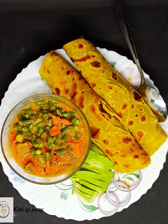 A picture of Butter chapattis and coconut french beans.
