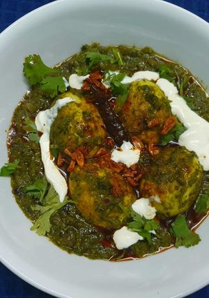 A picture of Spinach Egg Curry.
