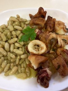 Una foto de Judías verdinas con calamares