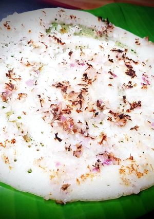 A picture of Onion Uthappam.