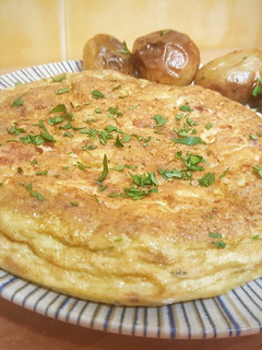 Una foto de Tortilla con queso de cabra, tomate seco y jamón
