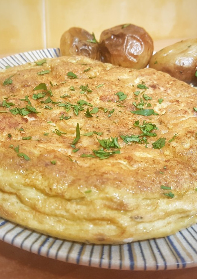 Una foto de Tortilla con queso de cabra, tomate seco y jamón