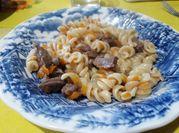 Una foto de bistec con fideo