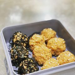 Korean tuna-mayo rice balls(Jumeok-bap) A picture of Korean tuna-mayo rice balls(Jumeok-bap).